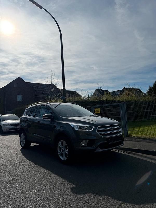 Gebraucht Ford Kuga Titanium 182 PS (133 kW) 2018 Grau SUV