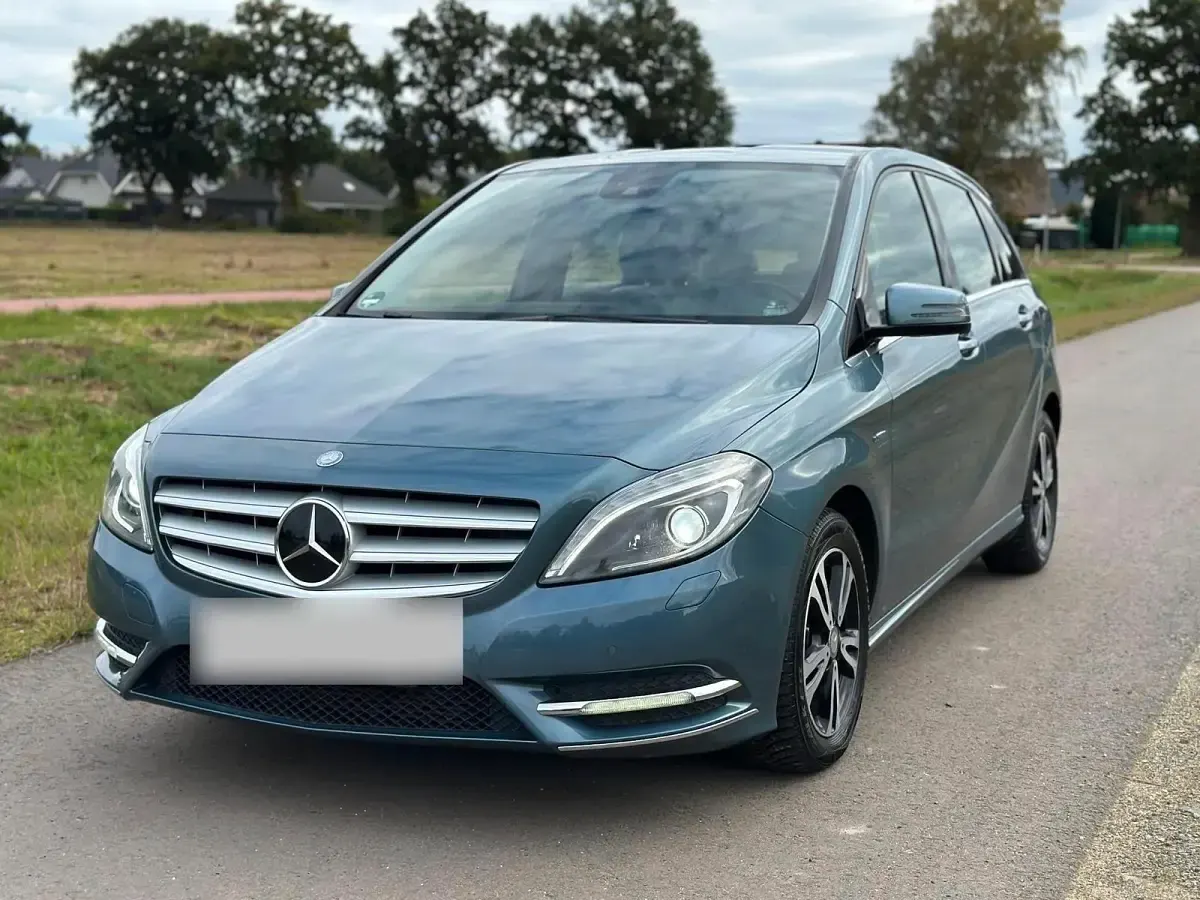 Gebraucht Mercedes B200 136 PS (100 kW) 2012 Blau Kleinwagen