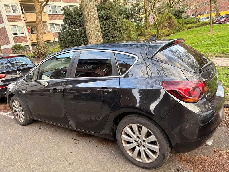 Second-hand Opel Astra 180 CP (132 kW) 2012 Negru Berlinǎ