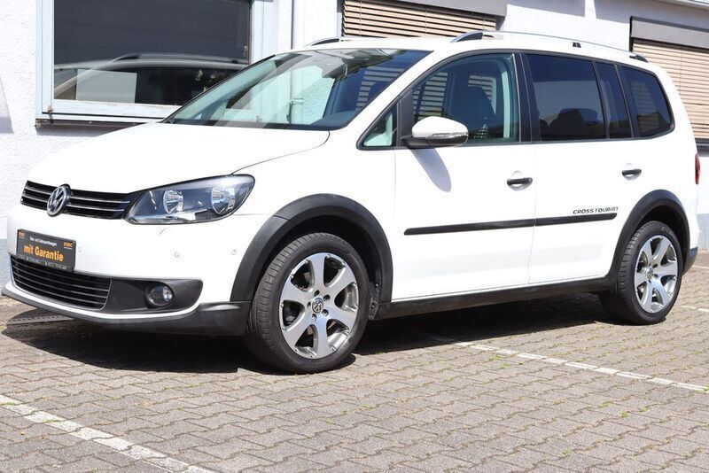 Weiß Gebraucht 2012 VW Touran Cross Van / Kleinbus | 10.890 € (Fairer Preis) - Bild 1/4