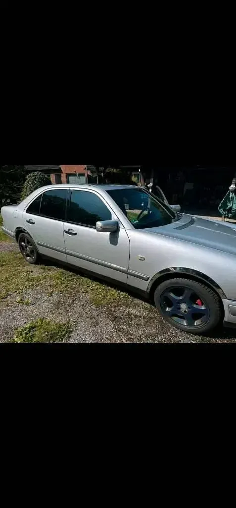 Gebraucht Mercedes E230 150 PS (110 kW) 1995 Silber Limousine