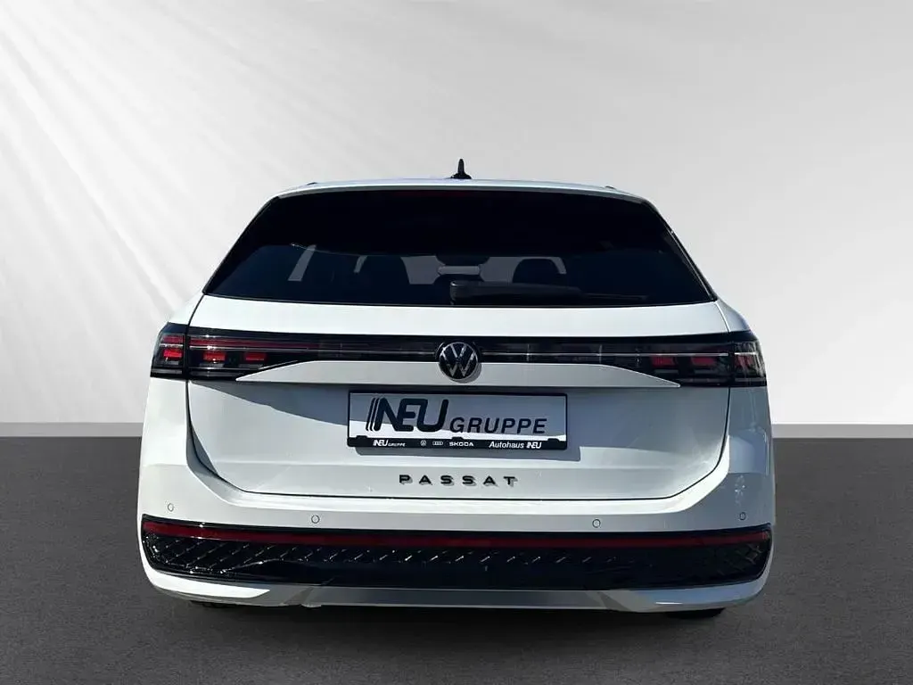 Używany VW Passat R-line 177 KM (130 kW) 2024 Biały Kombi