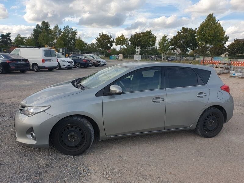 Grau Gebraucht 2014 Toyota Auris Multidrive S Limousine | 10.000 € (Guter Preis) - Bild 1/4