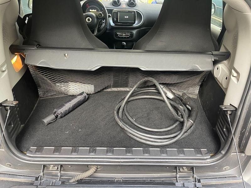 Grau Gebraucht 2021 Smart ForTwo Electric Drive Coupé | 11.800 € (Fairer Preis) - Bild 1/4