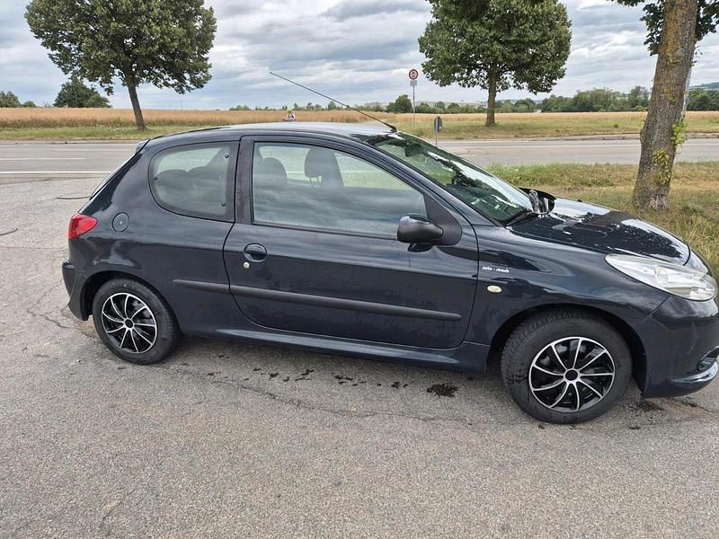 Grau Gebraucht 2009 Peugeot 206+ Kleinwagen | 1.800 € (Fairer Preis) - Bild 1/4