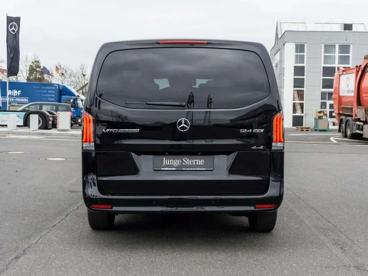 Gebraucht Mercedes Vito 237 PS (174 kW) 2025 Obsidianschwarz metallic Van