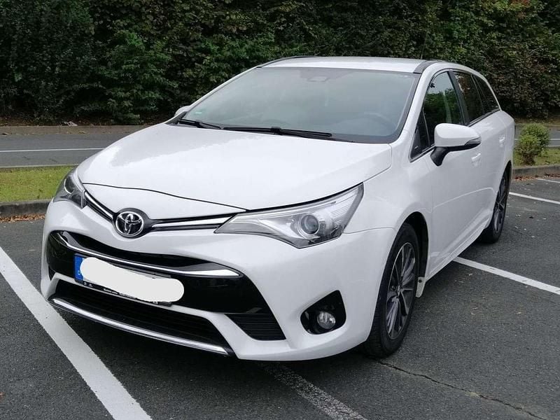 Weiß Gebraucht 2017 Toyota Avensis Sport Kombi | 16.500 € (Fairer Preis) - Bild 1/4