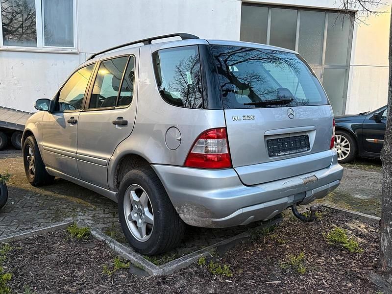 Gebraucht Mercedes ML320 218 PS (160 kW) 2001 Silber SUV