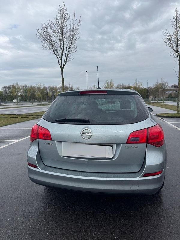 Gebraucht Opel Astra 101 PS (74 kW) 2011 Grau Kombi