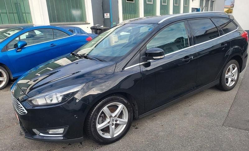 Gebraucht Ford Focus Titanium 125 PS (91 kW) 2016 Schwarz Limousine