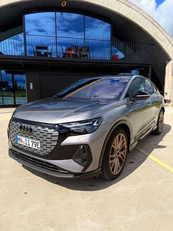 Grau Gebraucht 2023 Audi Q4 Sportback e-tron Edition .1 SUV | 35.400 € (Superpreis) - Bild 1/4