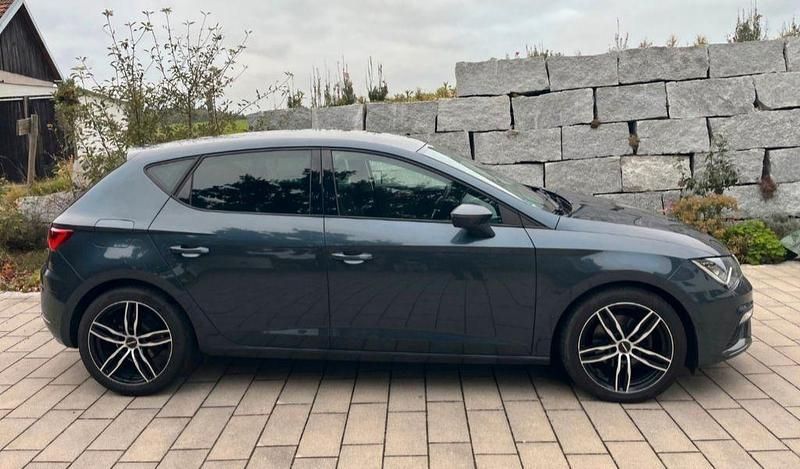Grau Gebraucht 2019 Seat Leon FR Limousine | 15.500 € (Fairer Preis) - Bild 1/4