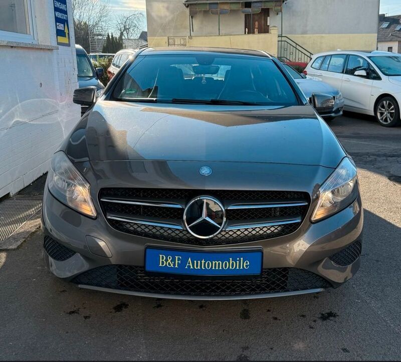 Braun Gebraucht 2013 Mercedes A180 Limousine | 10.900 € (Fairer Preis) - Bild 1/4
