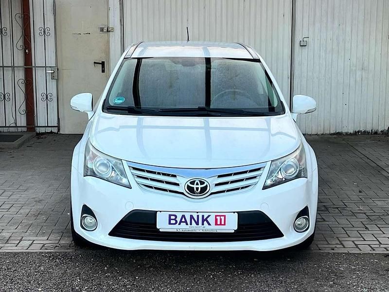 Gebraucht Toyota Avensis Executive 147 PS (108 kW) 2012 Super white 2 Kombi