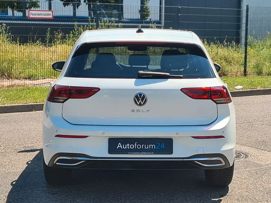 Gebraucht VW Golf VIII Active 131 PS (96 kW) 2022 Weiß Limousine
