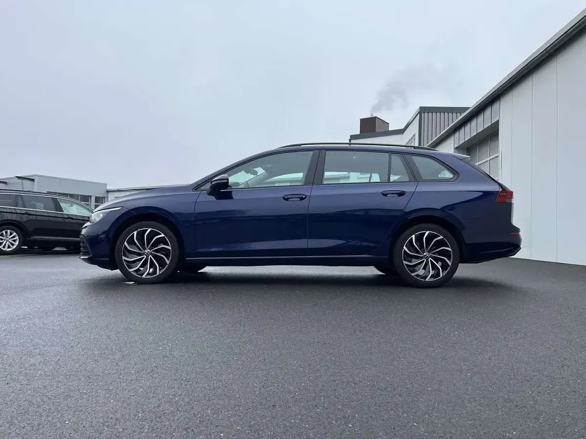 Gebraucht VW Golf VIII Life 150 PS (110 kW) 2022 Atlantik blue Kombi