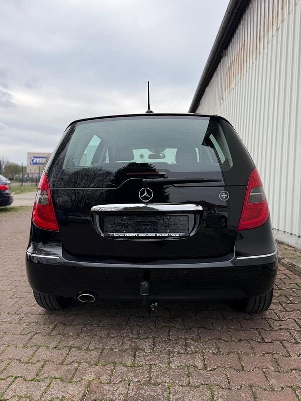 Używany Mercedes A180 109 KM (80 kW) 2010 Czarny Hatchback
