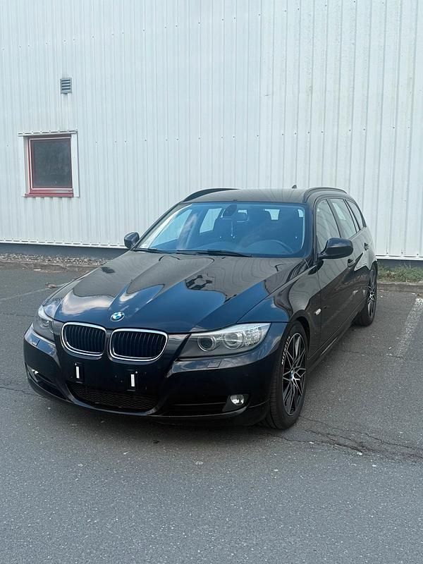Gebraucht BMW 320 163 PS (119 kW) 2011 Schwarz Kombi