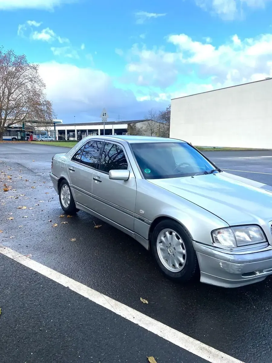 Gebraucht Mercedes C220 Elegance 122 PS (89 kW) 1998 Silber Limousine