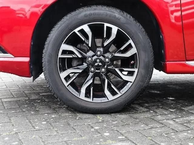 Gebraucht Mitsubishi Outlander P-HEV 203 PS (149 kW) 2016 Rot rot metallic SUV