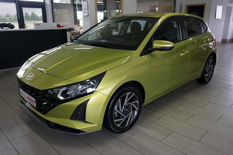 Gelb Gebraucht 2024 Hyundai i20 Trend Limousine | 22.668 € - Bild 1/4