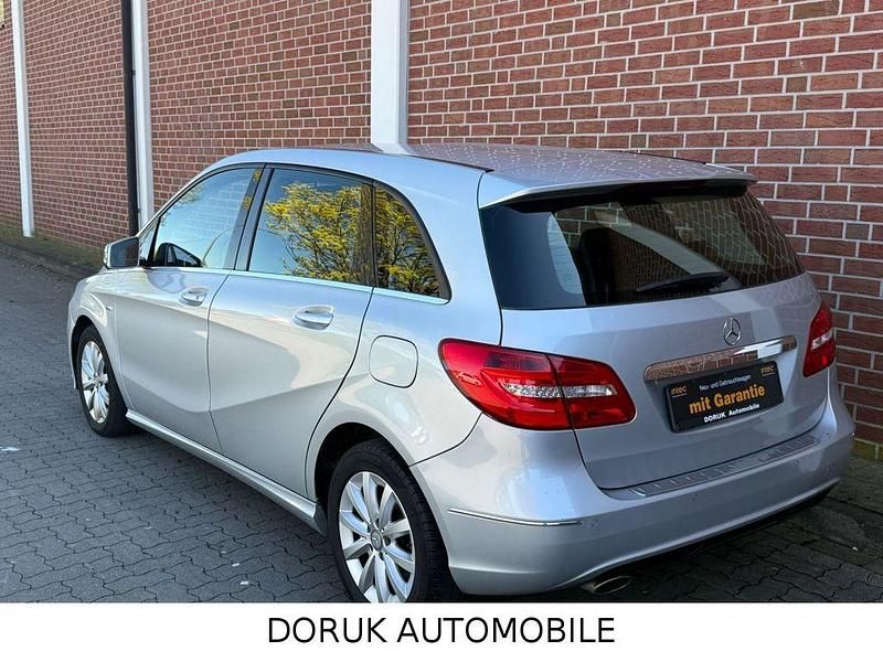 Gebraucht Mercedes B180 122 PS (89 kW) 2012 Silber Van / Kleinbus