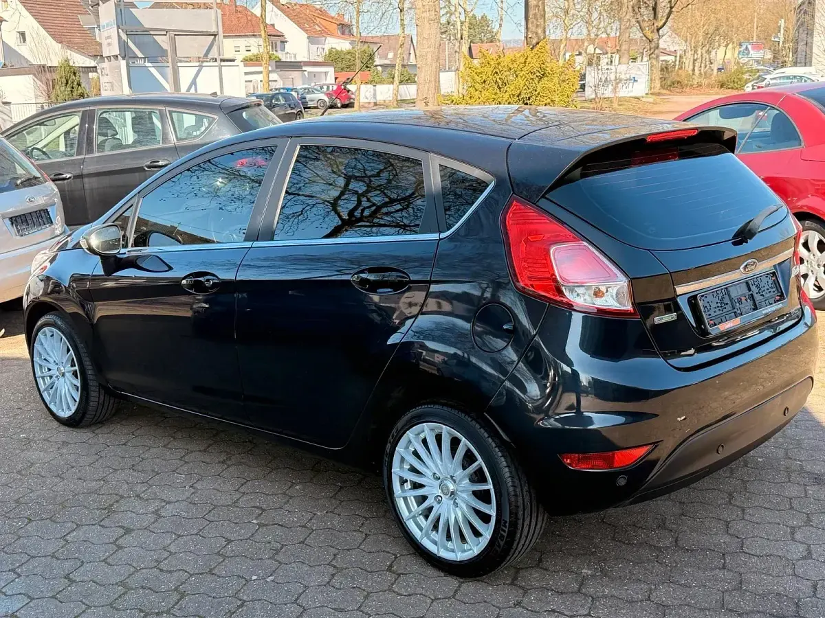 Gebraucht Ford Fiesta 100 PS (73 kW) 2015 Schwarz Kleinwagen