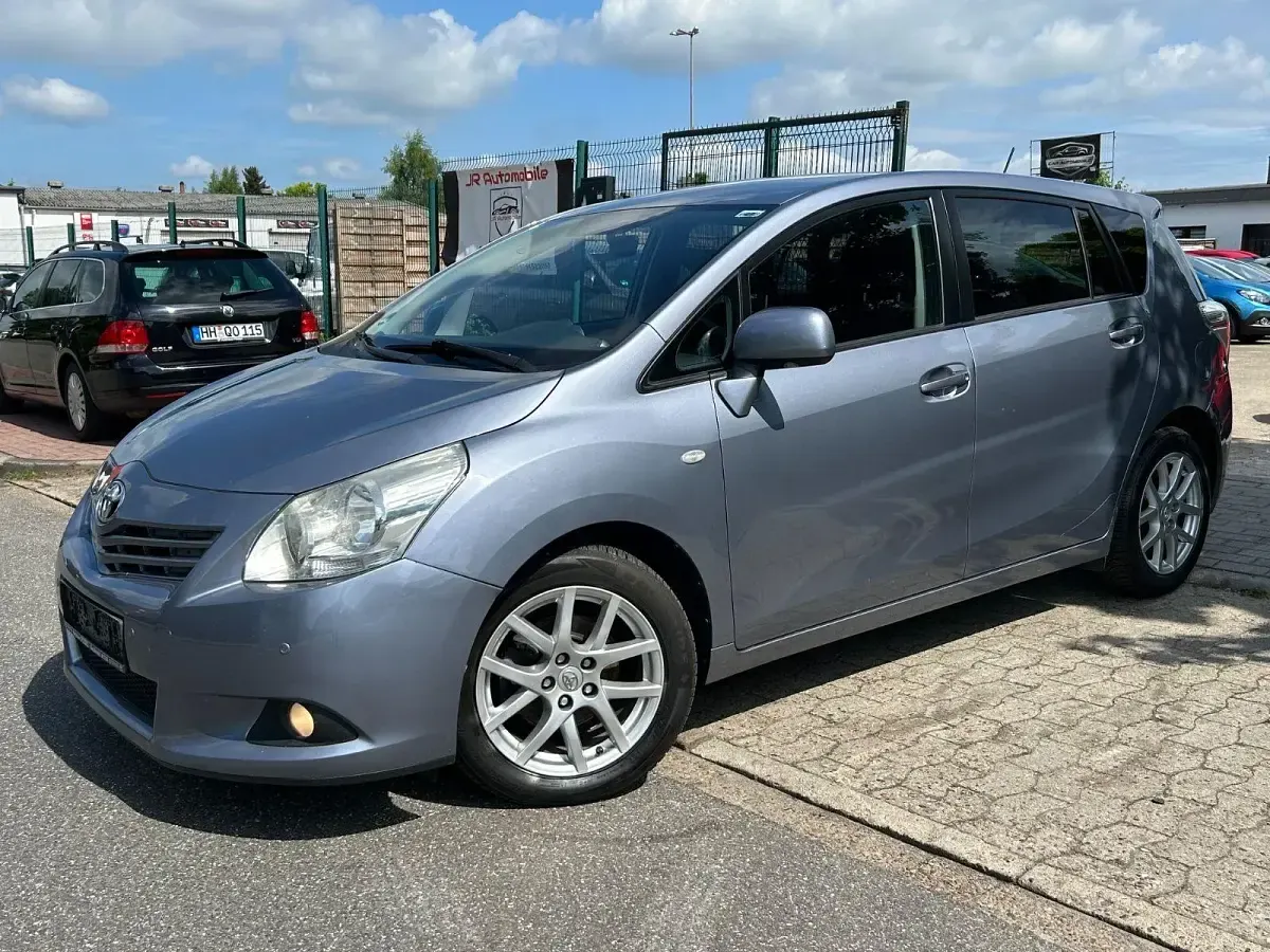 Gebraucht Toyota Verso Travel 126 PS (92 kW) 2012 Blau Van / Kleinbus