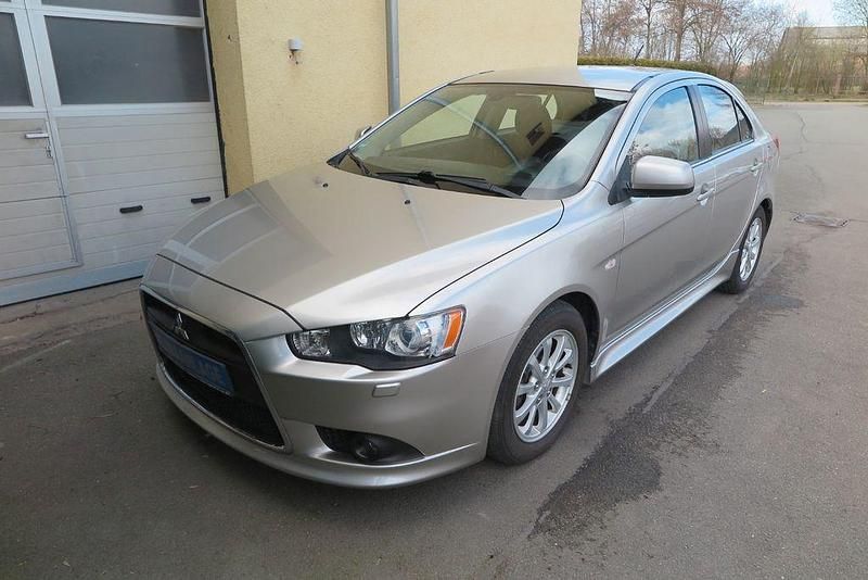 Gebraucht Mitsubishi Lancer Sportback 117 PS (86 kW) 2012 Silber Limousine