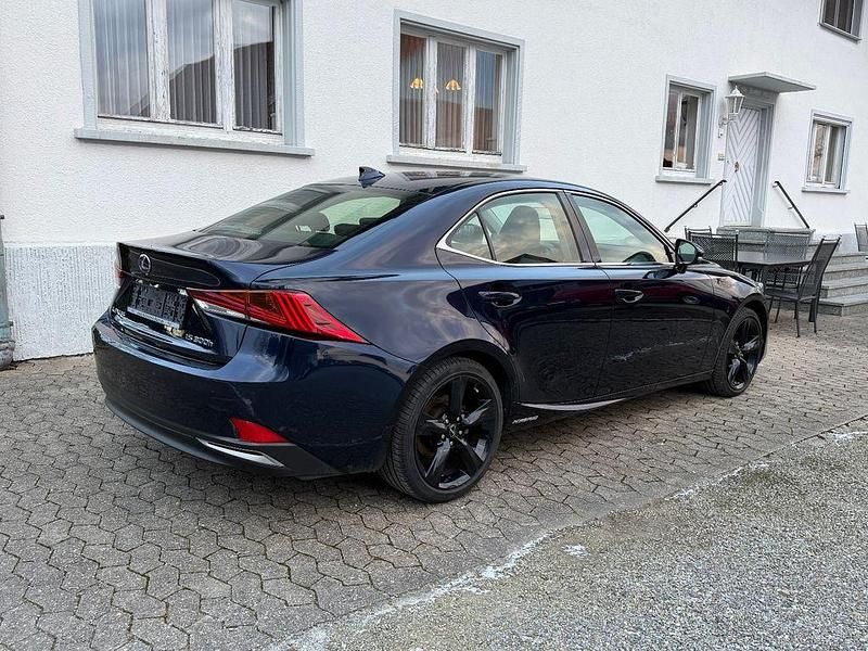 Gebraucht Lexus IS300h 181 PS (133 kW) 2018 Blau Limousine