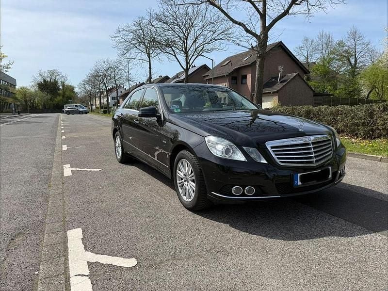 Gebraucht Mercedes E200 Elegance 184 PS (135 kW) 2010 Schwarz Limousine