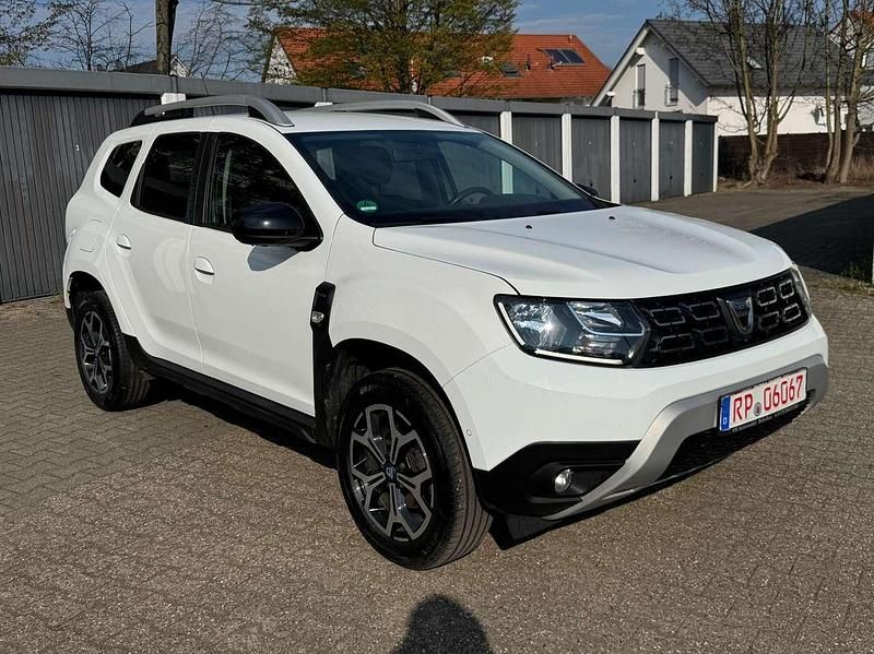 Gebraucht Dacia Duster Celebration 116 PS (85 kW) 2021 Gletscherweiss SUV