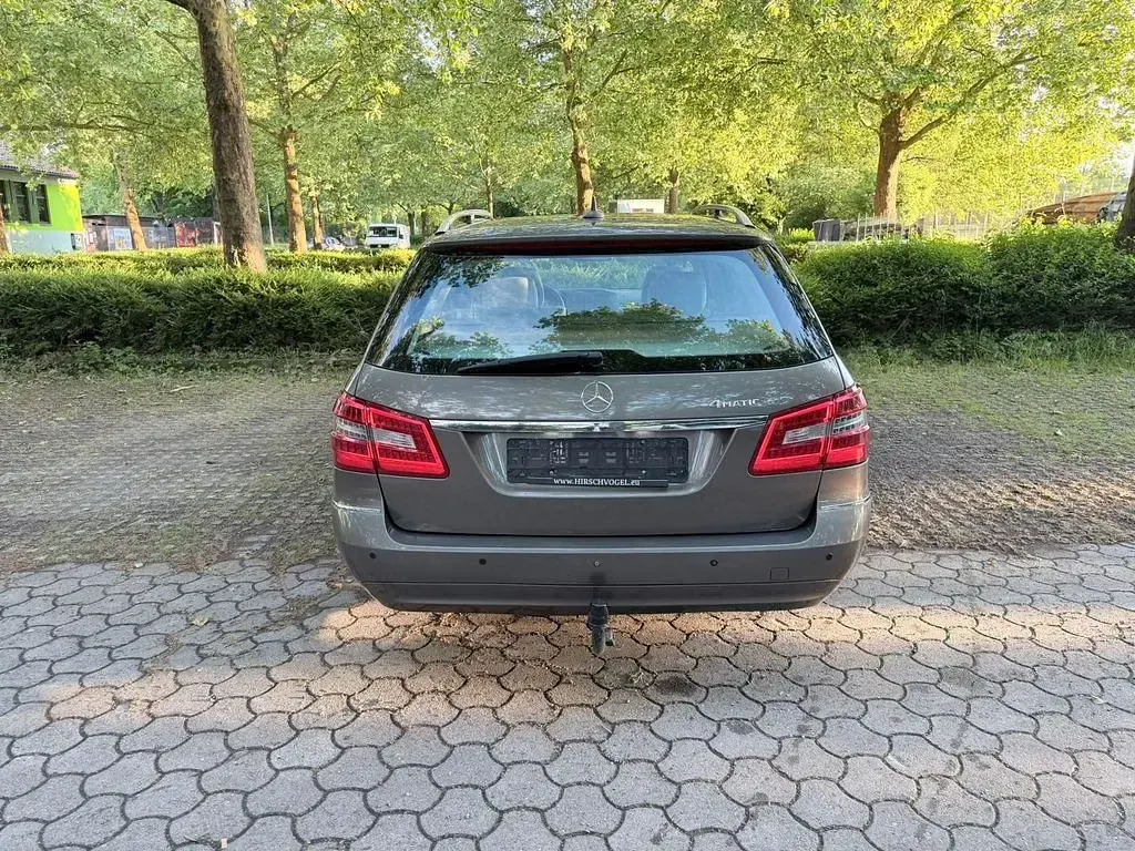 Używany Mercedes E250 Elegance 204 KM (150 kW) 2012 Szary Sedan/Limuzyna