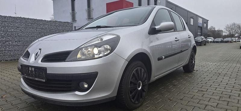 Grau Gebraucht 2006 Renault Clio III Dynamique Limousine | 2.690 € (Fairer Preis) - Bild 1/4