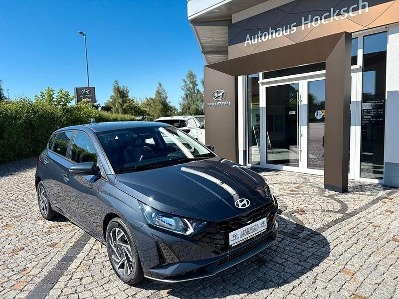 Grau Neu 2025 Hyundai i20 Trend Limousine | 24.990 € (Etwas zu teuer) - Bild 1/4