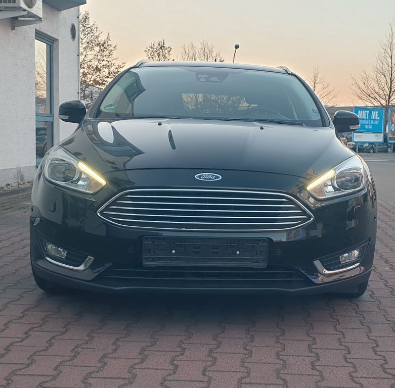 Schwarz Gebraucht 2018 Ford Focus Titanium Limousine | 11.690 € (Superpreis) - Bild 1/4