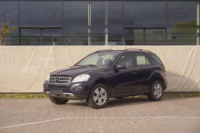 Blau Gebraucht 2011 Mercedes ML350 SUV | 7.600 € - Bild 1/4