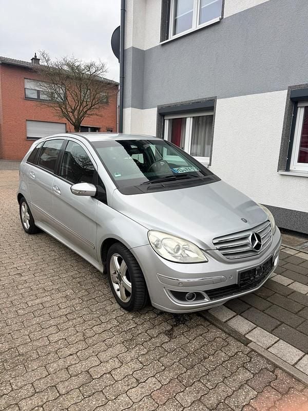 Silber Gebraucht 2007 Mercedes 200 Limousine | 1.600 € (Superpreis) - Bild 1/4