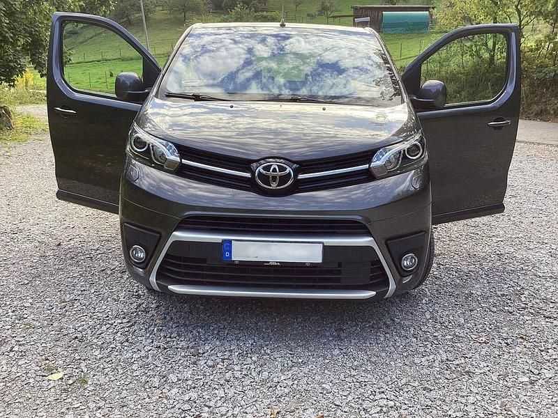 Grau Gebraucht 2020 Toyota Proace Executive Van | 36.500 € (Etwas zu teuer) - Bild 1/4