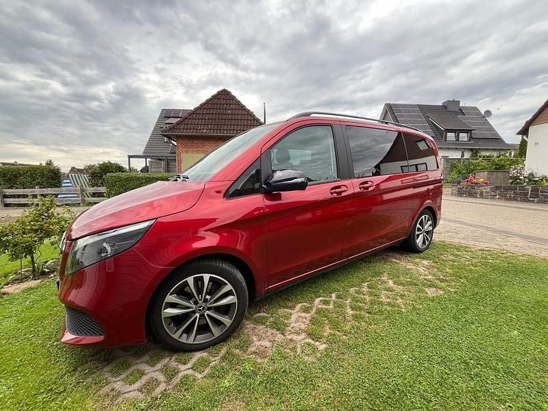 Rot Gebraucht 2020 Mercedes V220 Van / Kleinbus | 47.900 € (Teuer) - Bild 1/4