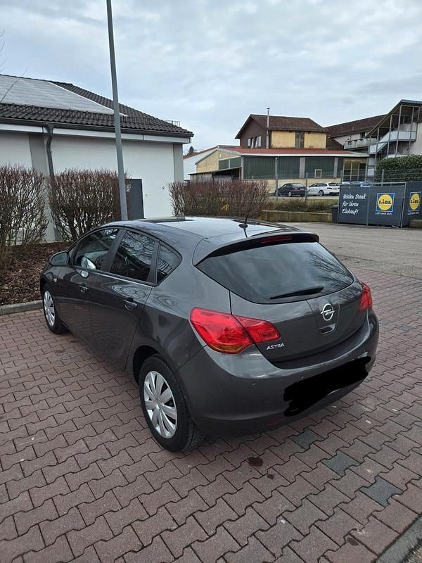 Gebraucht Opel Astra Innovation 116 PS (85 kW) 2011 Grau Kleinwagen