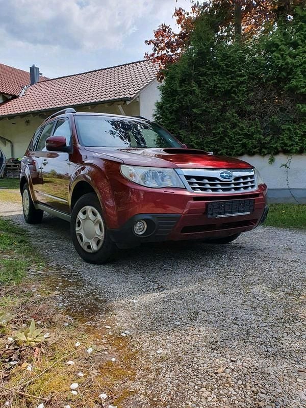 Rot Gebraucht 2011 Subaru Forester SUV | 6.999 € (Etwas zu teuer) - Bild 1/4