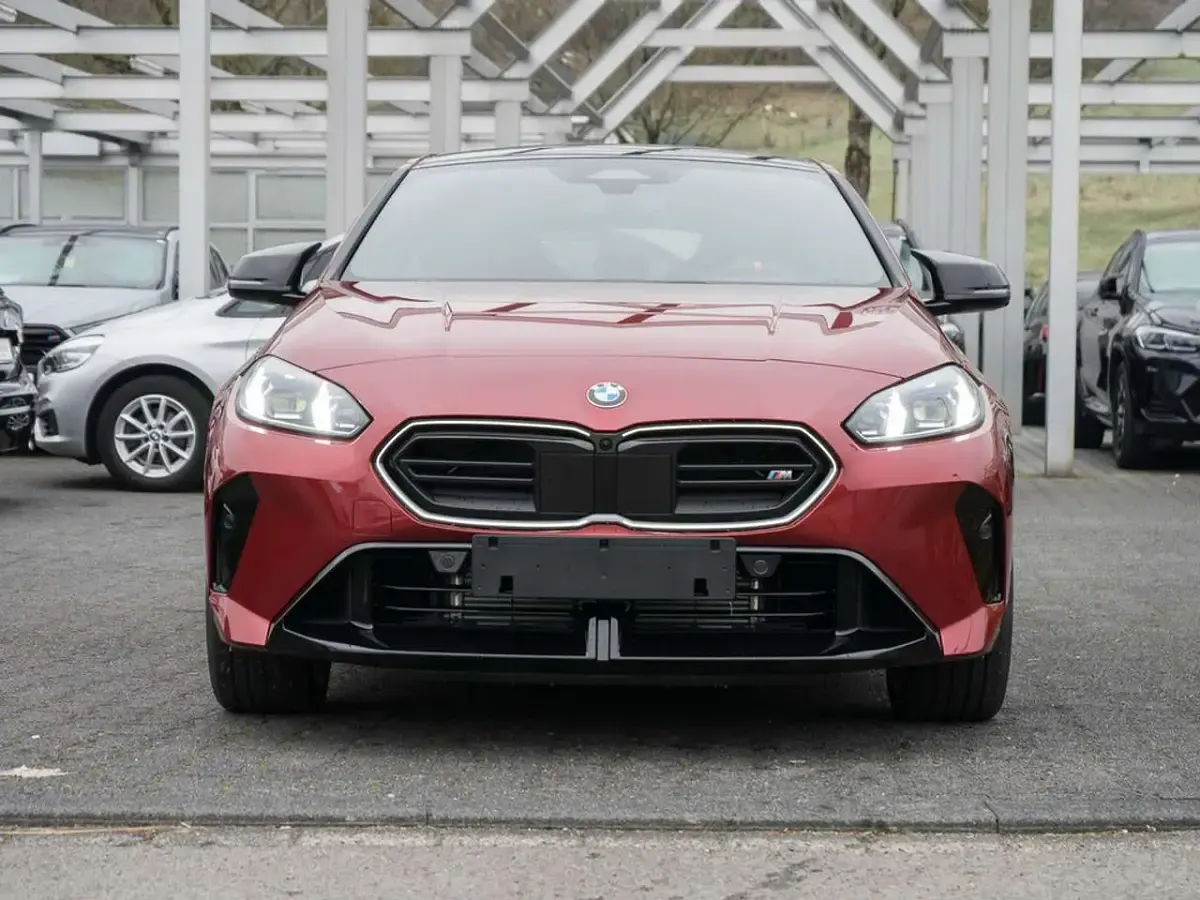 Neu BMW 135 300 PS (220 kW) 2026 Dragon fire red Kleinwagen