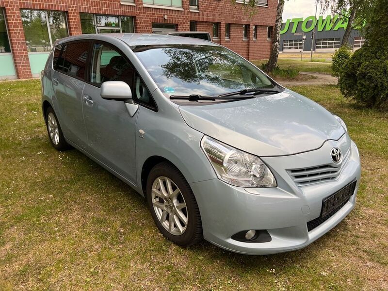 Silber Gebraucht 2010 Toyota Corolla Verso Van / Kleinbus | 2.400 € (Fairer Preis) - Bild 1/4