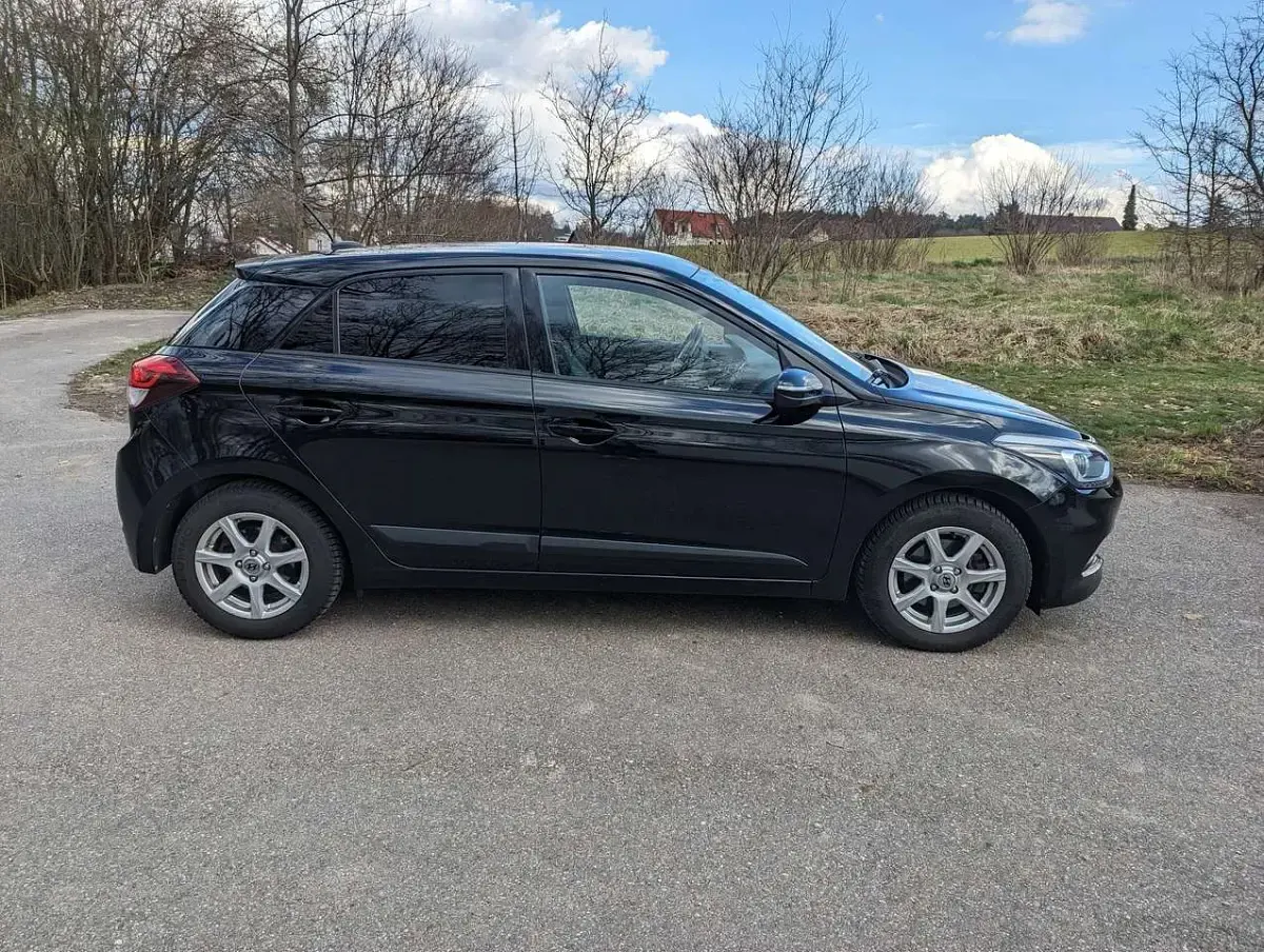 Gebraucht Hyundai i20 101 PS (74 kW) 2017 Schwarz Limousine