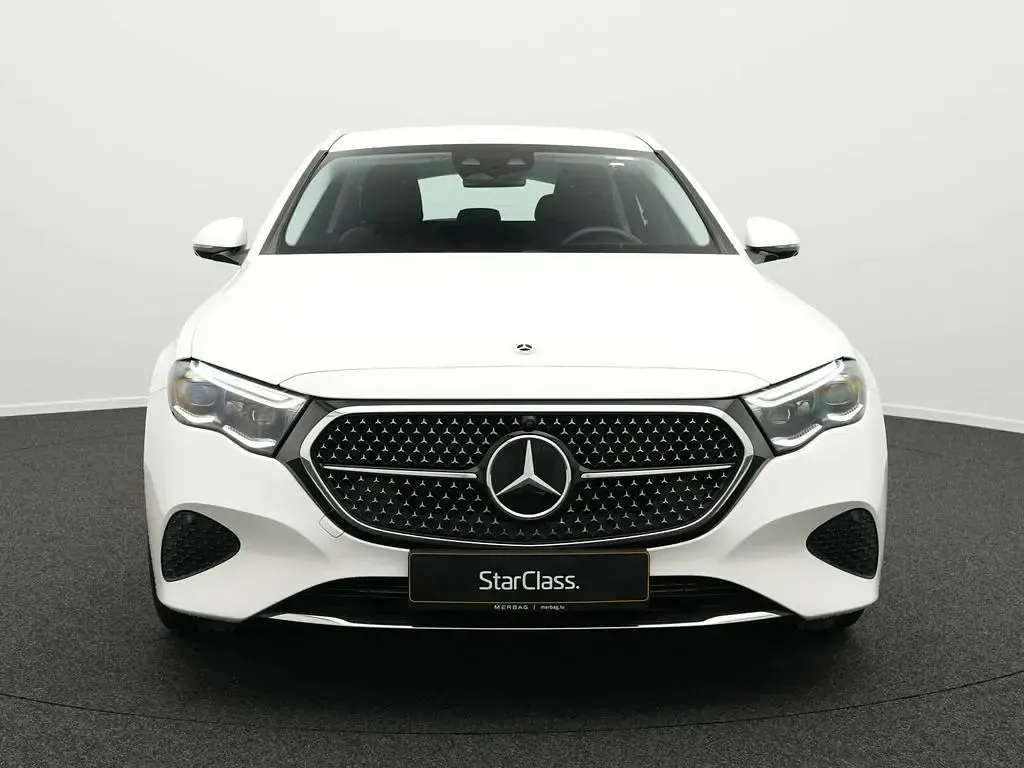 Usado Mercedes E200 Avantgarde 204 CV (150 kW) 2023 Blanco Berlina