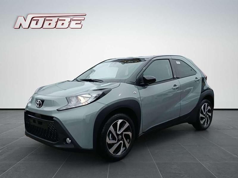 Urban khaki, dach mysticschwarz mica Gebraucht 2025 Toyota Aygo Kleinwagen | 19.250 € (Etwas zu teuer) - Bild 1/4
