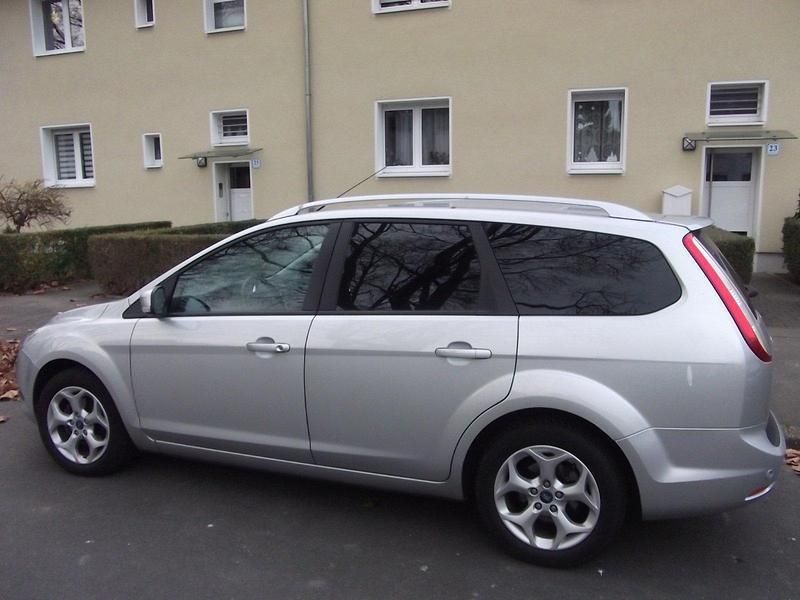Silber Gebraucht 2010 Ford Focus Viva Kombi | 4.600 € (Teuer) - Bild 1/4