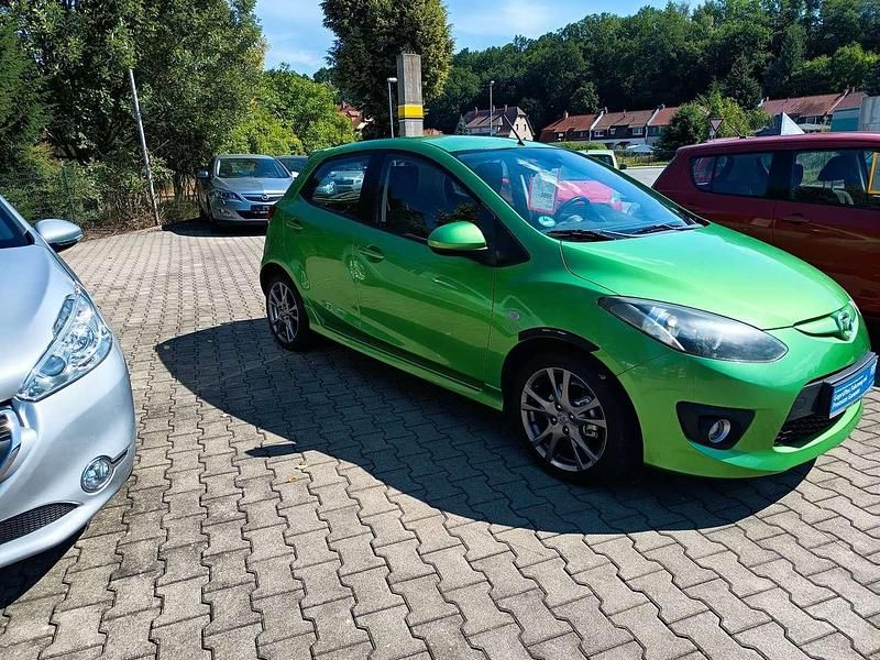 Grün (metallic) Gebraucht 2009 Mazda 2 Limousine | 5.890 € (Etwas zu teuer) - Bild 1/4