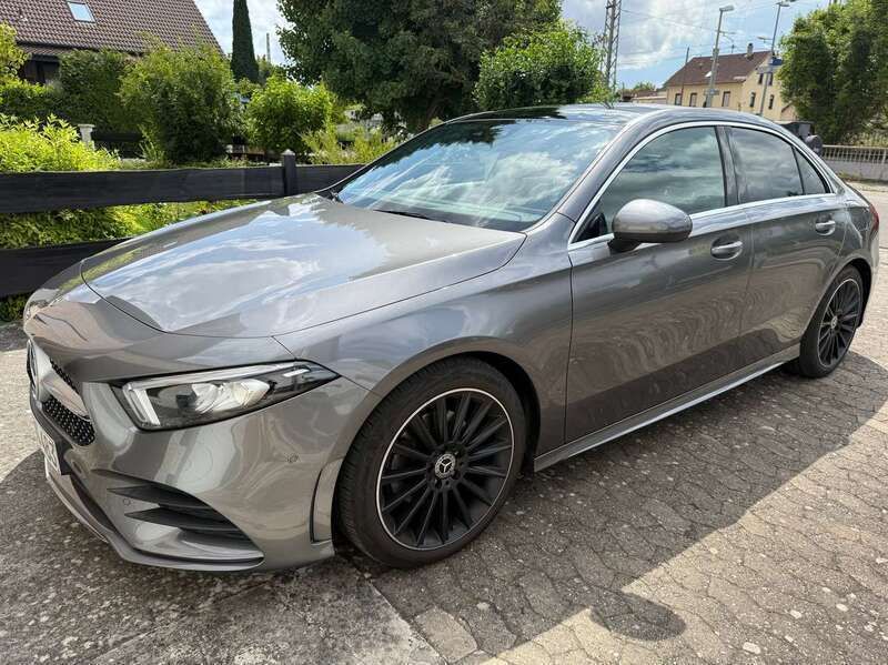 Grau Gebraucht 2020 Mercedes A200 AMG line Limousine | 26.000 € (Fairer Preis) - Bild 1/4